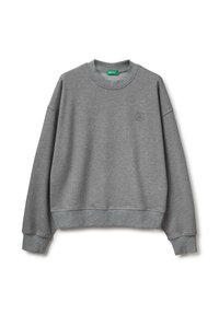 Sudadera gris con cuello redondo, hombros caídos y puños acanalados. Presenta un pequeño logo en el pecho y una tela texturizada.