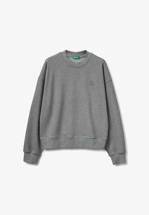 Grauer Pullover mit rundem Halsausschnitt, überschnittenen Schultern und gerippten Bündchen. Mit kleinem Logo auf der Brust und strukturiertem Stoff.
