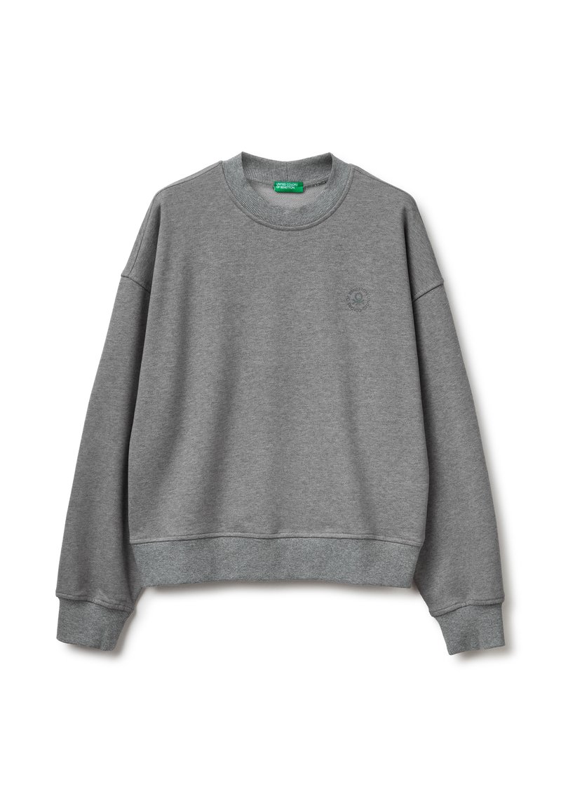 Sudadera gris con cuello redondo, hombros caídos y puños acanalados. Presenta un pequeño logo en el pecho y una tela texturizada.