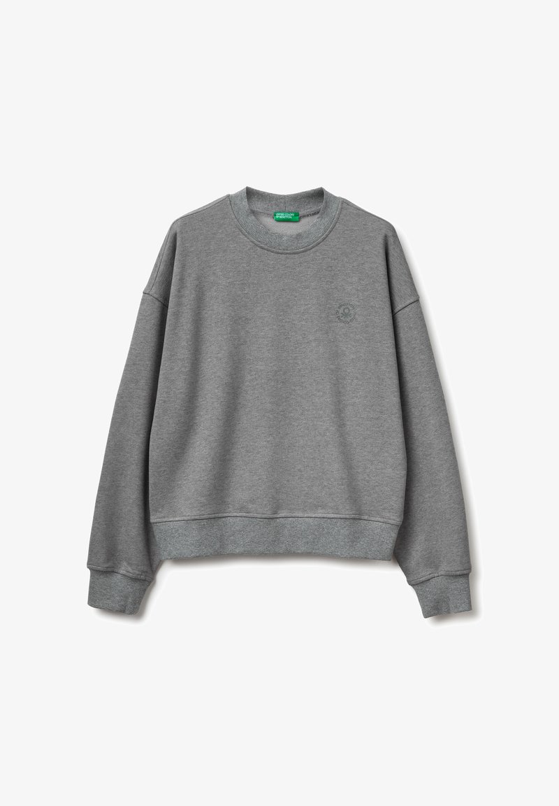 Sudadera gris con cuello redondo, hombros caídos y puños acanalados. Presenta un pequeño logo en el pecho y una tela texturizada.