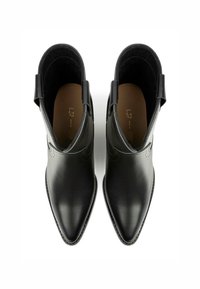 Bottines en cuir noir avec bouts pointus, présentant une finition lisse, un petit talon et des tirettes latérales pour un enfilage facile. L'intérieur est texturé.
