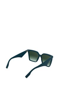 Okulary przeciwsłoneczne w kolorze morskim z kwadratowymi oprawkami, wyposażone w zielone szkła z gradientem oraz smukłe, cienkie zauszniki. Matowe wykończenie z subtelnym logo po bokach.