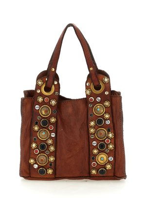 Borsa a mano in pelle marrone con due manici, decorata con borchie rotonde dorate, nere, rosse e turchesi disposte in motivi verticali.