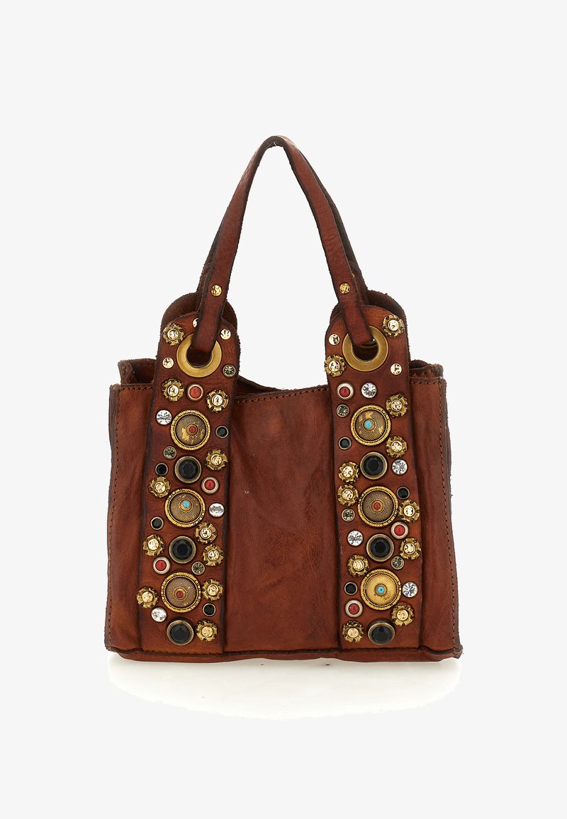 Borsa a mano in pelle marrone con due manici, decorata con borchie rotonde dorate, nere, rosse e turchesi disposte in motivi verticali.