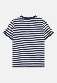 Marineblå og hvidstribet kortærmet T-shirt med rund halsudskæring og en blød bomuldsstruktur, der har jævne horisontale striber.