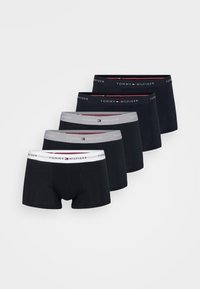 Öt pár boxer alsó, különböző navy és fekete árnyalatokban, elasztikus derékpánttal, rajta a "TOMMY HILFIGER" logóval és piros részletekkel.
