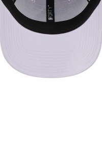 La gorra presenta un visor estructurado negro y una tela lavanda. El interior tiene una malla transpirable con una etiqueta "9FORTY" visible.