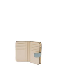 Portafoglio beige con chiusura a zip, diversi scomparti per carte e un accento di chiusura a scatto azzurro chiaro. Texture liscia e design semplice.