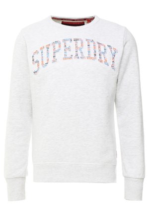 Biała bluza z okrągłym dekoltem z wielokolorowym logo tekstowym „Superdry” złożonym z mniejszych, powtarzających się słów „Superdry” na piersi.