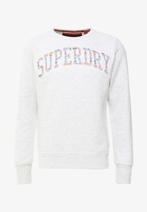 Weißes Sweatshirt mit Rundhalsausschnitt und mehrfarbigem „Superdry“-Textlogo, das aus kleineren wiederholten „Superdry“-Wörtern über der Brust besteht.