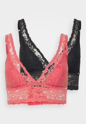 Ensemble de bralette en dentelle corail et noir. Présente un design en V, des bords festonnés et une texture délicate. Bretelles ajustables pour un meilleur ajustement.