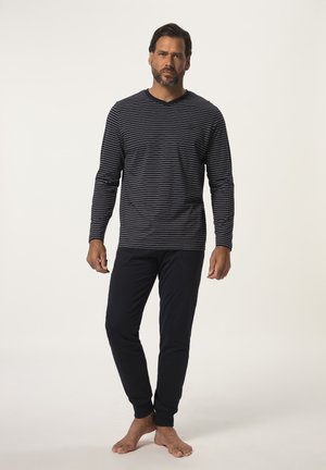 Heren navy gestreepte langemouwshirt met V-hals, gecombineerd met effen navy tapered broek. Beide gemaakt van zachte stof. De broek heeft zijzakken.