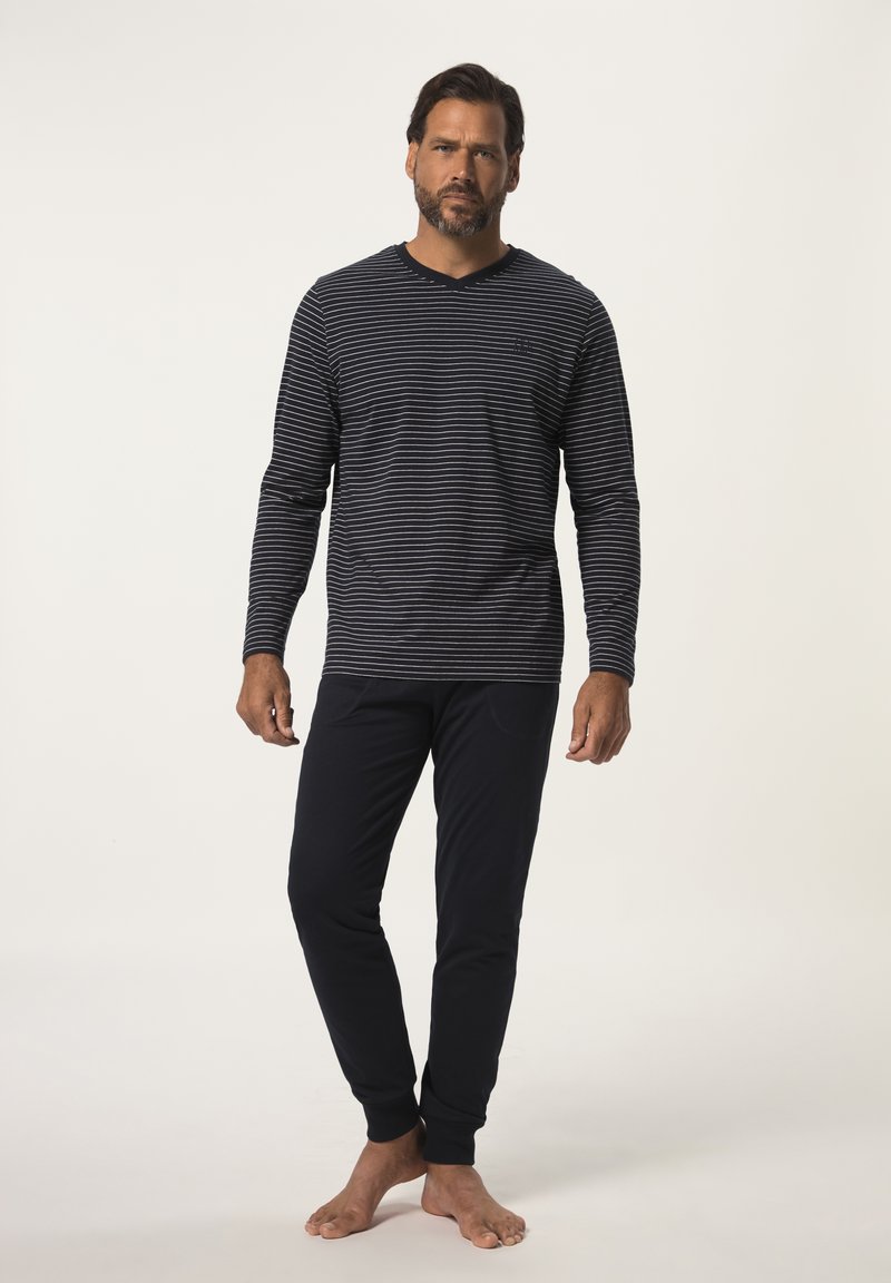 Chemise à rayures bleu marine à manches longues et col en V pour homme, accompagnée de pantalons ajustés bleu marine unis. Les deux sont en tissu doux. Les pantalons ont des poches latérales.