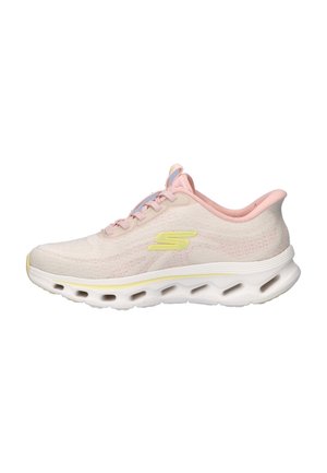 Lyserød Skechers sneaker med gul logo, åndbar strikket overdel, polstret sål med ventilerede udskæringer og lyserød polstret krave.