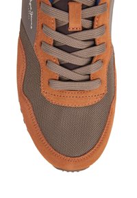 Rudi veliūriniai ir tinklelio sportbačiai, turintys pilkas raišteles, tekstūruotą paviršių ir siuvinėtą raštą palei kraštus. Logo ant šono.