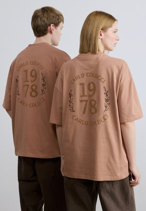 THE CLEAN CAPSULE UNISEX - Tričko s potlačou - mocha mousse