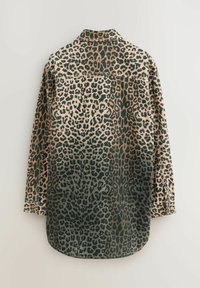 Leopardprint skjorte i grøn og beige, med lange ærmer, krave og en rund afslutning. Stoffet ser glat ud med et struktureret mønster.
