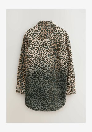 Koszula w zygzakowaty wzór w kolorze zielonym i beżowym, z długimi rękawami, kołnierzykiem i okrągłym dołem. Materiał wydaje się gładki z teksturowanym wzorem.