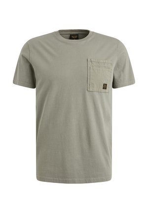 T-shirt in cotone verde oliva con scollo rotondo, maniche corte e taschino sul petto con un piccolo patch logo. Texture liscia.