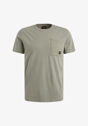 T-shirt in cotone verde oliva con scollo rotondo, maniche corte e taschino sul petto con un piccolo patch logo. Texture liscia.