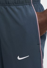 Nike Performance Pantalones deportivos - armory navy/plum dust/white