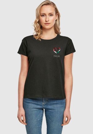 Sort bomulds t-shirt med kortærmer, der har et hjerte-design i rød, hvid og grøn med teksten "ITALIA" nedenfor.