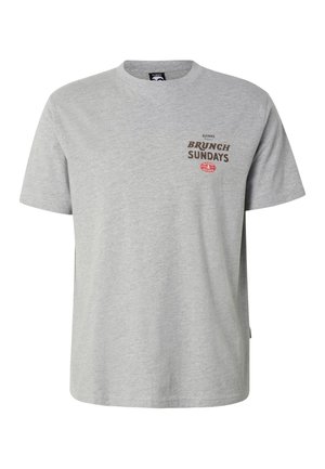T-shirt gris clair à manches courtes avec le texte « BRUNCH SUNDAYS » et un petit logo circulaire rouge sur la partie supérieure gauche de la poitrine.