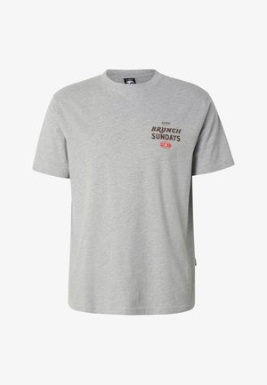 T-shirt gris clair à manches courtes avec le texte « BRUNCH SUNDAYS » et un petit logo circulaire rouge sur la partie supérieure gauche de la poitrine.
