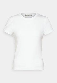 Bílý krátký rukáv, přiléhavé tričko s kulatým výstřihem s malou textilní visačkou uvnitř límečku.