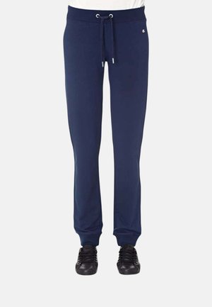 Pantaloni jogger blu navy con vita con coulisse e polsini alle caviglie, indossati con scarpe sportive nere, mostrati dalla vita ai piedi su sfondo neutro.