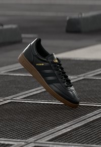 HANDBALL SPEZIAL UNISEX - Sporta apavi - core black/carbon/gold metallic