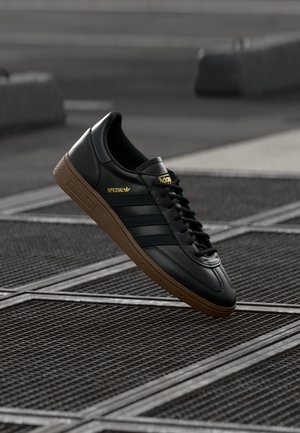 adidas Originals HANDBALL SPEZIAL UNISEX - Tenisky - core black/carbon/gold metallic