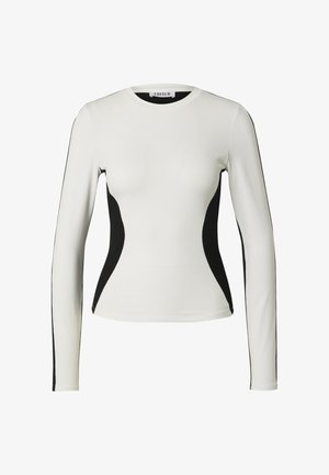 Langsleeve top in het wit met zwarte zijkanten, ronde hals, getailleerd ontwerp en een gladde textuur. Geen patronen of hardware zichtbaar.