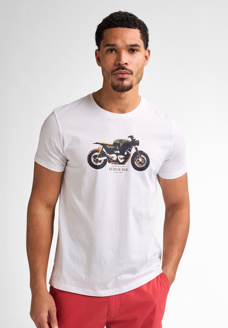 Camiseta de algodón blanca con un gráfico de motocicleta en verde, naranja y negro. Manga corta y escote en forma de barco.