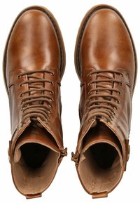 Bottines en cuir marron avec bouts ronds, fermeture à lacets à l'avant et fermetures éclair décoratives sur le côté. Présentent une texture lisse et des accents de couture subtils.