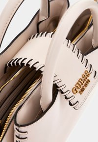 Guess LIBERA NÄHTE IN RELIEFOPTIK - Borsa a mano - creme