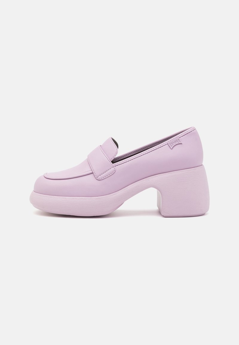 Lavendelfärgad faux läder loafers med en kraftig vit häl, med en sömd tåhuvud och ett litet band över fotryggen för extra detalj.