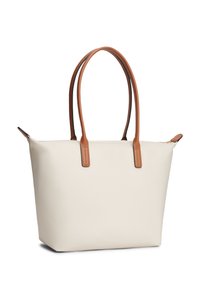 Τσάντα ώμου σε κρεμ χρώμα με ανοιχτό καφέ λαβές και φερμουάρ, δομημένου ορθογώνιου σχήματος, στέκεται όρθια σε λευκό φόντο.