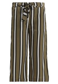 Pantalones de pierna ancha a rayas en verde oliva, con rayas verticales en negro y blanco, cintura con lazo y textura de tela suave.