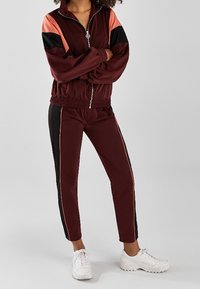 Bershka Träningsbyxor - bordeaux