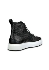 Baskets montantes en cuir noir avec un haut-texturé, des lacets blancs et une semelle en caoutchouc blanc solide avec un accent noir.