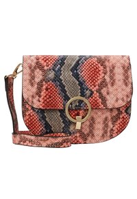Borsa a tracolla con motivo in pelle di serpente multicolore, dotata di una chiusura in metallo dorato arrotondata, una tracolla sottile e un design a patta curva.