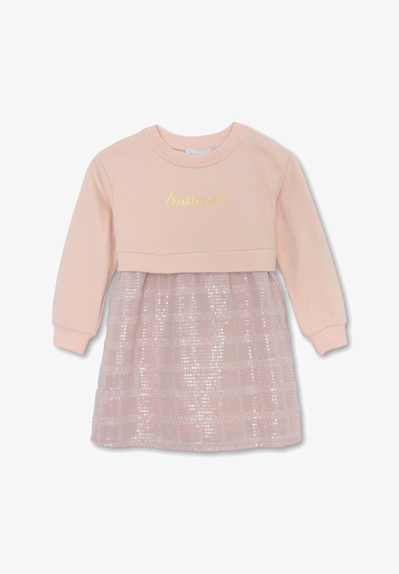 Robe longue rose clair avec un corsage supérieur doux et une jupe texturée à paillettes, avec le nom de la marque en doré cursif sur la poitrine.