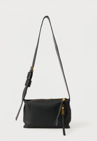 Μαύρο δερμάτινο τσαντάκι χιαστί με λείο υλικό, χρυσό φερμουάρ και ρυθμιζόμενο ιμάντα, με λιτό ορθογώνιο σχήμα.