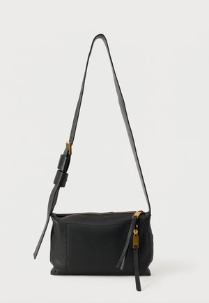 Sac bandoulière en cuir noir à texture lisse, fermeture éclair dorée, sangle réglable, avec une forme rectangulaire minimaliste.