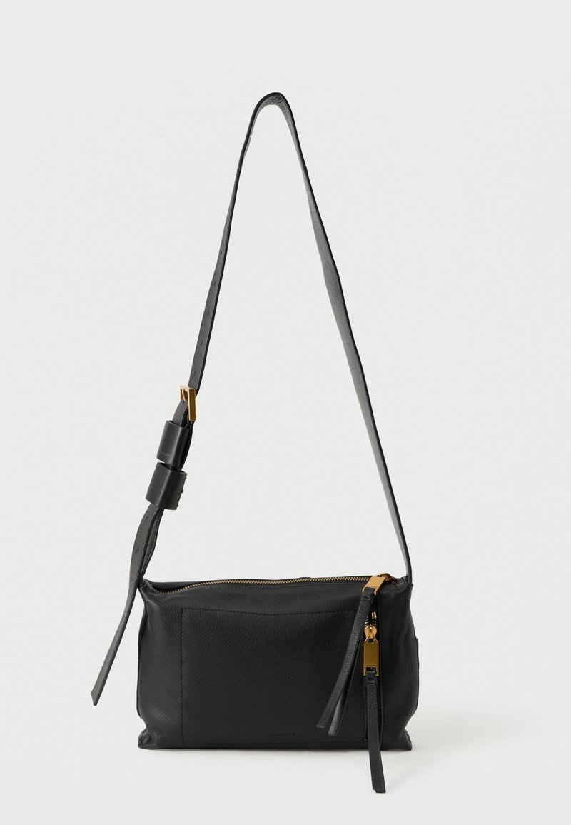 Μαύρο δερμάτινο τσαντάκι χιαστί με λείο υλικό, χρυσό φερμουάρ και ρυθμιζόμενο ιμάντα, με λιτό ορθογώνιο σχήμα.