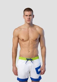 Shorts da bagno da uomo bianchi con bordi blu e cintura elastica verde. Presentano un grande patch con il numero blu sul lato sinistro. Tessuto morbido.