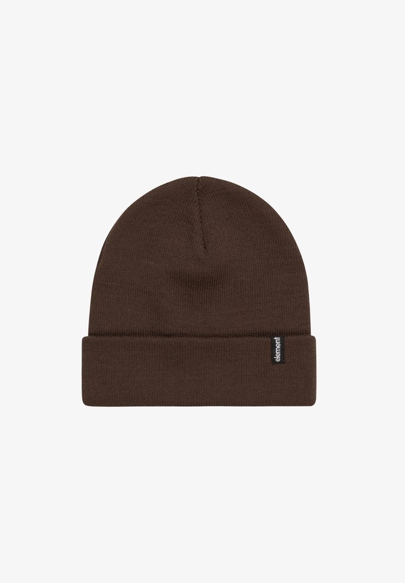 Gorro de punto marrón con un puño doblado, hecho de material suave. Presenta una pequeña etiqueta en el lado con el nombre de la marca. Superficie texturizada.