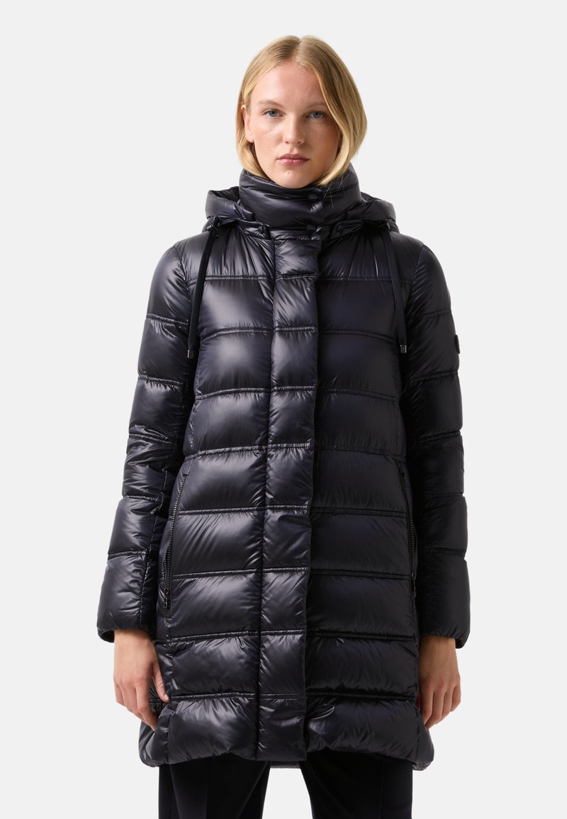 Doudoune noire avec une finition brillante, design à coutures verticales, col haut et capuche. Dotée de poches zippées et de cordons de serrage réglables.