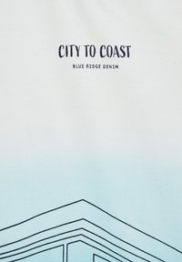 Balta kokvilnas T-kreklu ar zilu gradientu apakšā, melnas līnijas veido ģeometrisku dizainu un virsū ir teksts "CITY TO COAST".
